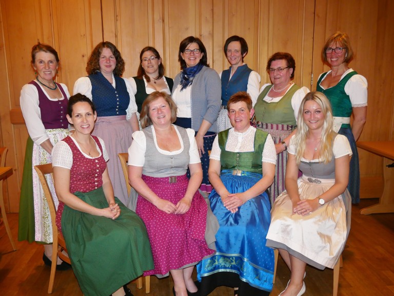 Landfrauen aus dem Kreisverband Neuburg präsentieren ihre Dirndl