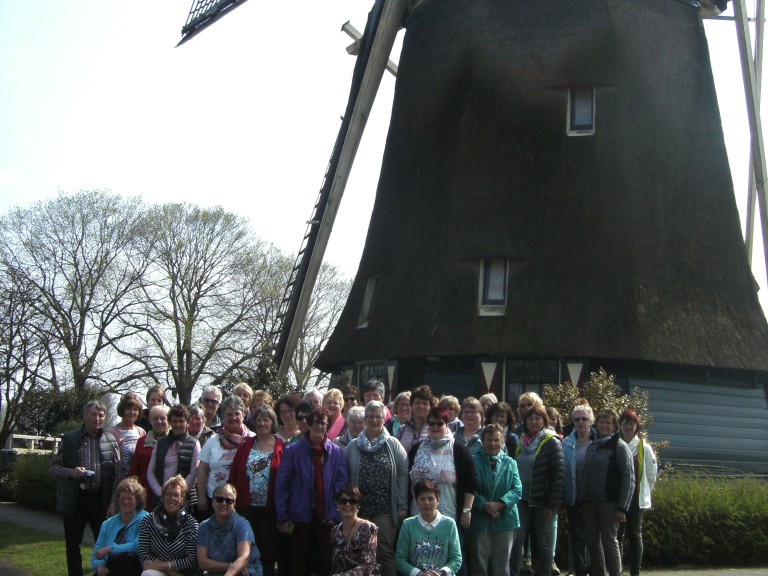Personengruppe vor Windmühle