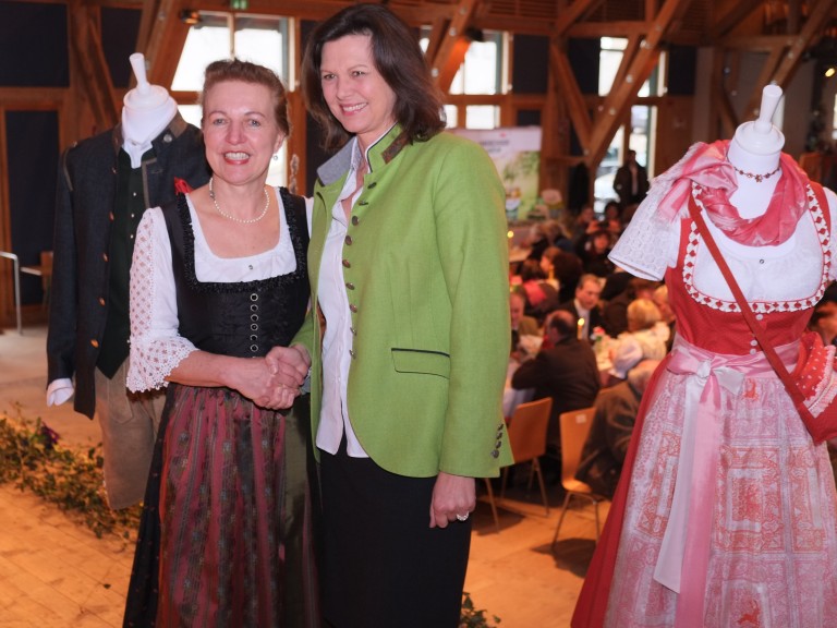 Kreisbäuerin Anita Painhofer (links) mit Staatsministerin Ilse Aigner