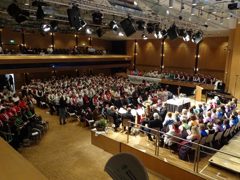 Der vollbesetzte Saal der Freiheitshalle in Hof zum Landeschöretreffen