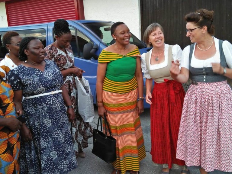 Bezirksbäuerin Christine Singer und Angelika Eberl mit Landfrauen aus Kenia