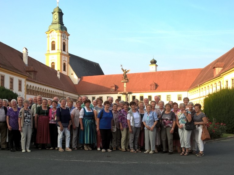 Aktiv-Senioren aus Rosenheim vor dem Kloster Reichersberg