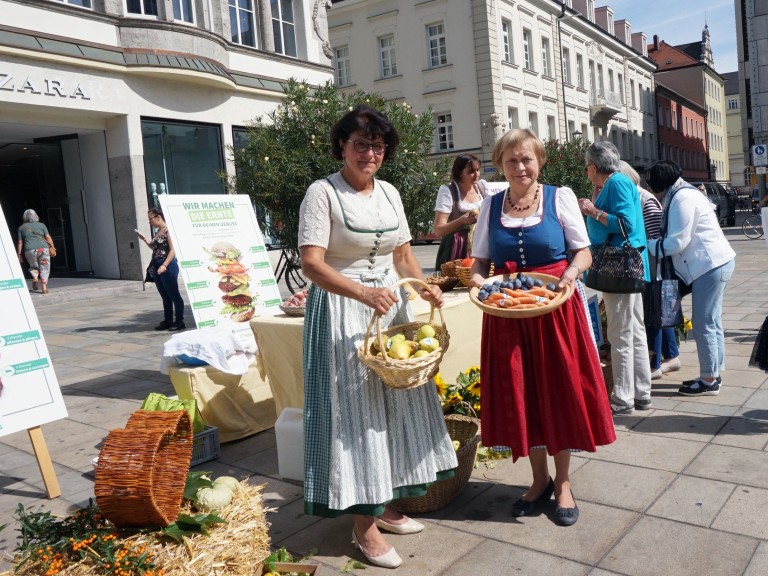 Bäuerinnen informieren Verbraucher zur Ernte und bayerischen Lebensmitteln in Regensburg.