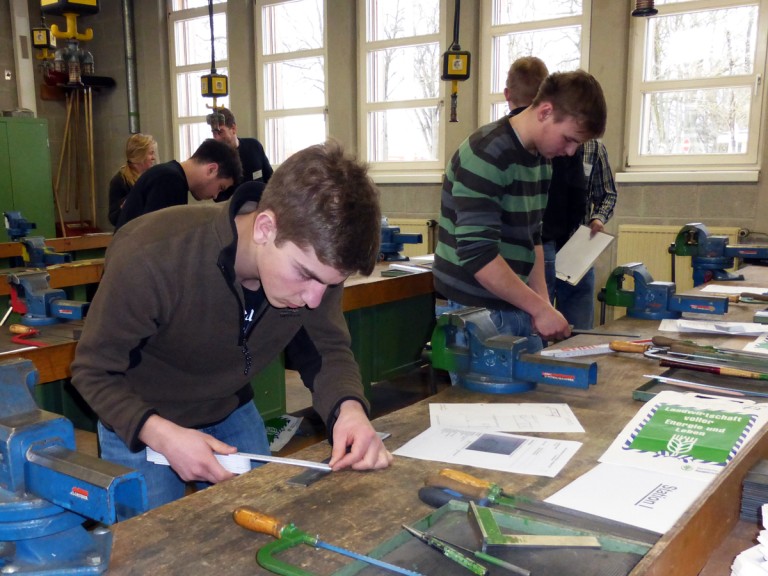 Jugendliche sich messen in der Werkstatt beim Berufswettbewerb der Deutschen Landjugend.