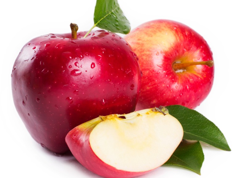 Fastenzeit: ein knackiger roter Apfel verlockt zum Anbeißen