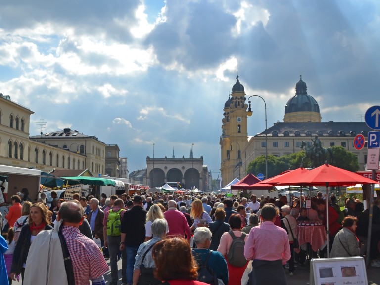Viele Menschen schlendern über die Münchner Bauernmarktmeile. 
