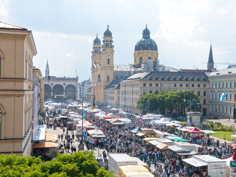 Die Bauernmarktmeile in München lockt viele Verbraucher zum Einkaufen ein. 