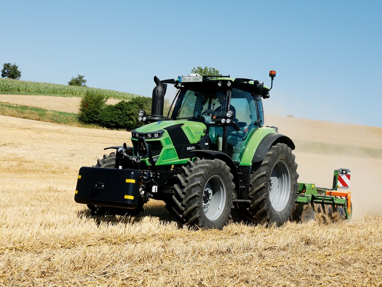 Grüner Deutz-Fahr-Traktor auf Feld