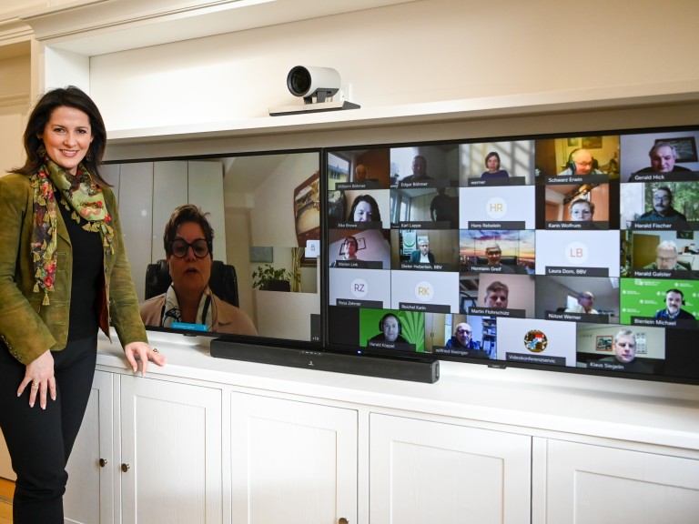 Ministerin Kaniber vor Bildschirm mit digitalen Teilnehmern