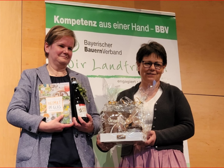 Landfrauentag 2022 KV NEA-BW Keisbäuerin mit Referentin Heike Müller