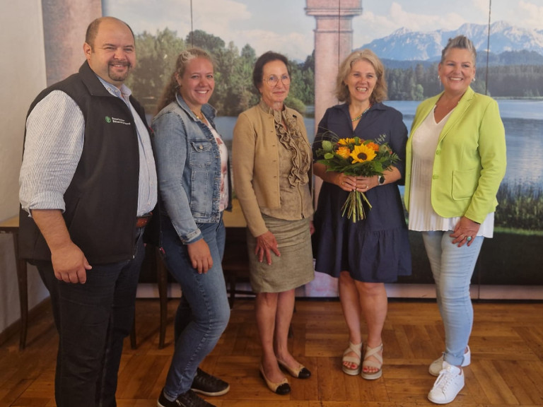Kreisbäuerin Katharina Kern und Ortsobmann Josef Andres bedankten sich bei Marie-Helen Rieke für die tolle Zusammenarbeit