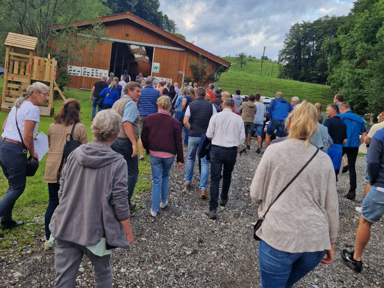 Gastgeber Gisela und Johann Schober begrüßten viele Teilnehmer