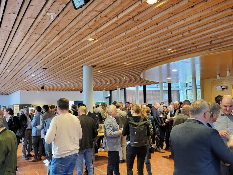 Menschen stehem im Foyer zusammen