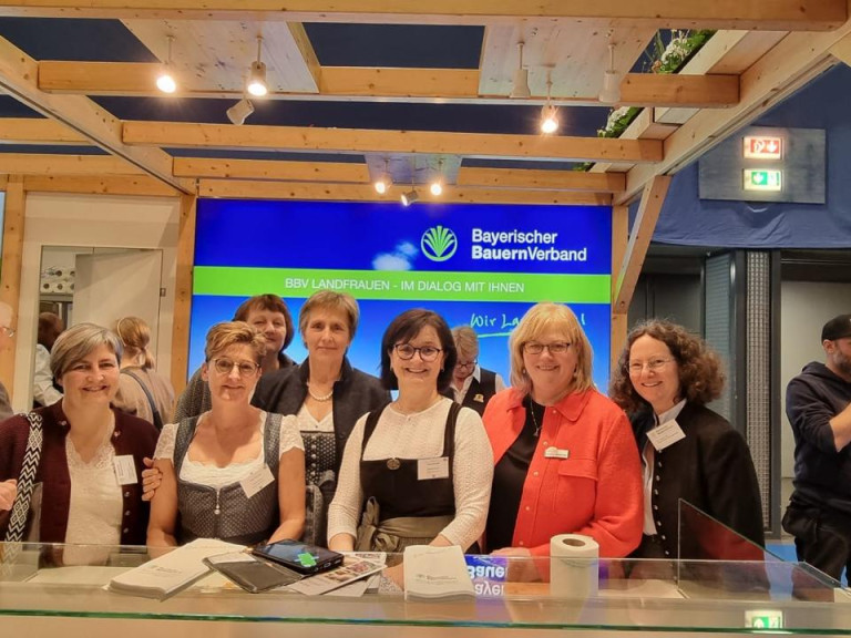 Die Bayerischen Landfrauen mit Kreisbäuerin Sabine Asum und der Landesbäuerin aus Südtirol am BBV Stand auf der Grünen Woche 2025