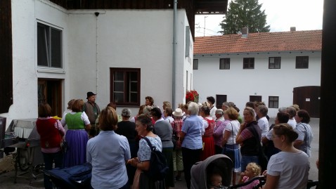 Landfrauen aus Bad Tölz/WOR am Kloster Reutberg