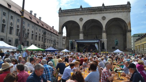 Genießen sie den großzügigen Biergartenbereich vor der Feldherrenhalle auf der Bauernmarktmeile in München.