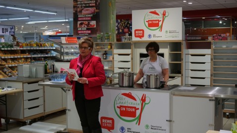 Landfrauen kochen bei REWE