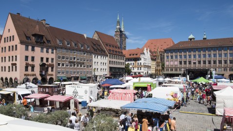 Ein Blick über die Bauernmarktmeile Nürnberg.