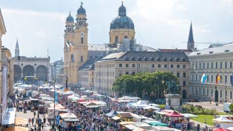 Die Bauernmarktmeile in München lockt viele Verbraucher zum Einkaufen ein. 