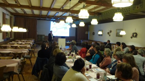 Markus Müller hält einen Vortrag über Öffentlichkeitsarbeit auf der Ortbäuerinnen-Arbeitstagung Kreisverband Ostallgäu