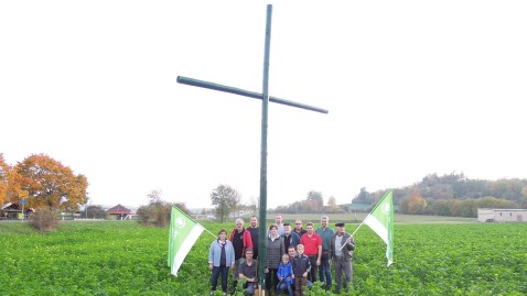 Aufstellung Grünes Kreuz in Unsleben_BBV-Kreisverband Rhön-Grabfeld