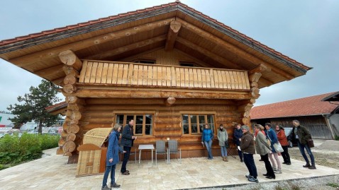Waldbesitzerinnen besichtigen ein Holzhaus