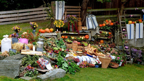 Erntegaben zu einem Altar aufgebaut