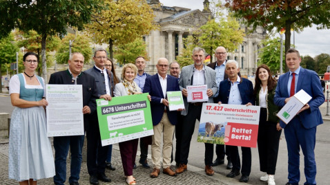 Übergaben im Bundestag 24.000 Unterschriften gegen das geplante Tierschutzgesetz: BBV-Präsident Günther Felßner (5. v. r.), DBV-Generalsekretär Bernhard Krüsken (4. v. r.) mit Vertreterinnen und Vertretern von DBV und BBV.