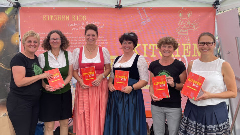 "Kitchen Kids": BBV Landfrauen stellen neues Kinderkochbuch auf der Münchner Bauernmarktmeile vor