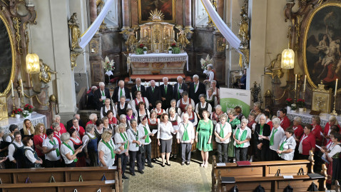 Alle vier Chöre beim gemeinsamen Abschlusslied (Lied der Franken)