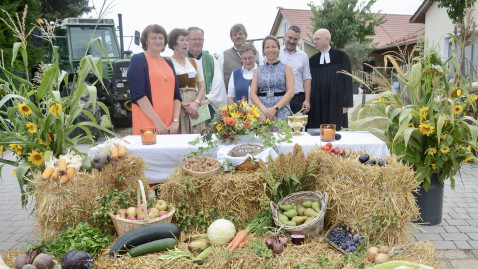 Erntedankfeier des BBV-Kreisverbandes Amberg-Sulzbach beim Hoffest auf dem Kartoffel-Betrieb Trummer in Hahnbach.  Am besonderen Erntealtar (von links) Bezirksbäuerin Rita Götz, Kreisbäuerin Erika Loos, Pfarrer Michael Birner, Hahnbach, BBV-Kreisobmann Peter Beer, Landfrauenchorleiterin Maria Hirsch, Gastgeber Nicole und Thomas Trummer sowie der evangelische Geistliche Karl-Hermann Schötz aus Illschwang.