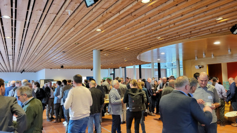 Menschen stehem im Foyer zusammen