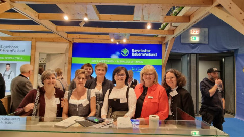 Die Bayerischen Landfrauen mit Kreisbäuerin Sabine Asum und der Landesbäuerin aus Südtirol am BBV Stand auf der Grünen Woche 2025 