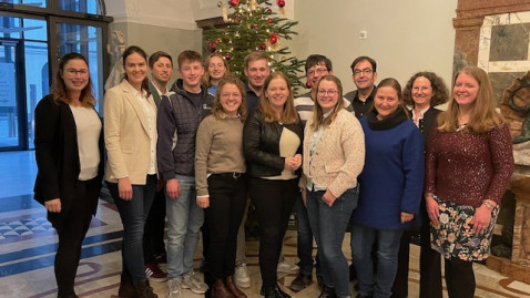 Mitgleider der Landjugend stehen vor einem Christbaum