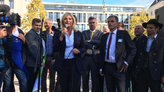 Bayerns Umweltministerin Ulrike Scharf spricht zu den Bauern auf der Demo Weidetiere statt Wolfsreviere