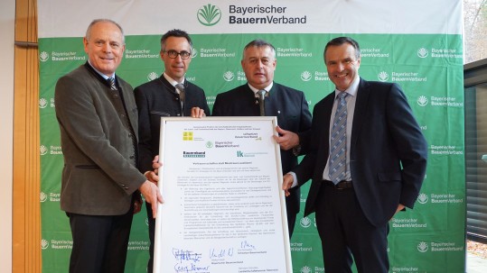 Vertreter von Bauernverbänden aus Bayern, Österreich, Schweiz und Südtirol auf der Bühne am Haus der bayerischen Landwirtschaft in Herrsching