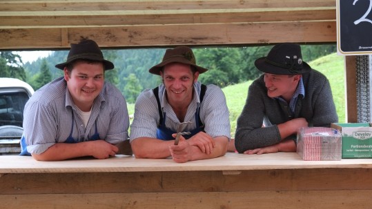 Die Grillmannschaft im Einsatz: Jakob Schönach jun., Ludwig Mangold, Peter Mayr (von links)