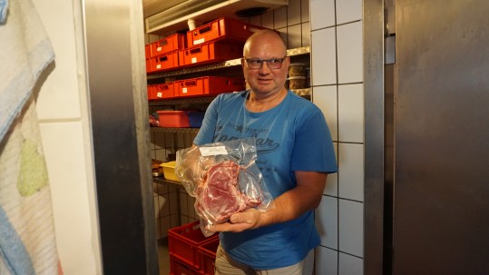 Norbert Böhmer mit einem T-Bone Steak