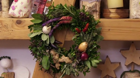 Ein selbstgebundener Kräuterkranz mit vielen verschiedenen Zutaten. Unter anderem Knoblauch, Zwiebel, Ingwer und vieles mehr