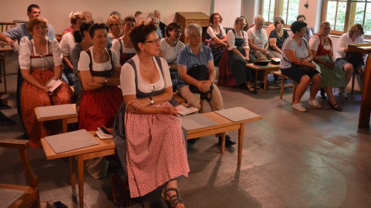 Die Landfrauen beim Vortrag in der Destillerie Liedschreiber in Gmund