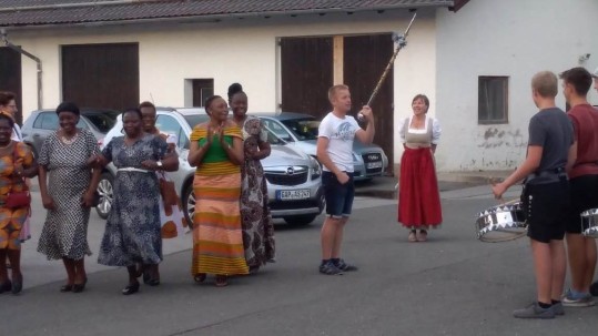 Der Spielmannszug Spatzenhausen empfängt die Landfrauen aus Kenia