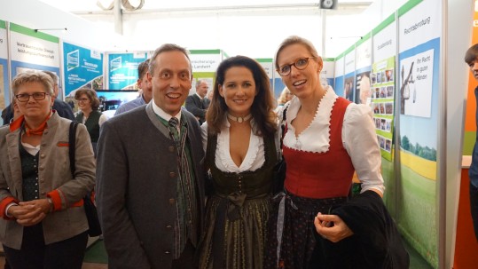 Ministerin Kaniber mit Kreisobmann Hans Koller und Eva-Maria Haas