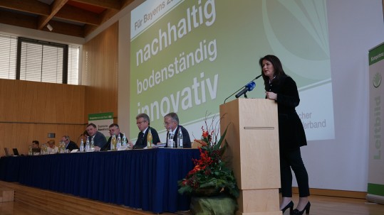 Landwirtschaftsministerin Michaela Kaniber am Pult bei der Landesversammlung des Bayerischen Bauernverbandes in Herrsching. 