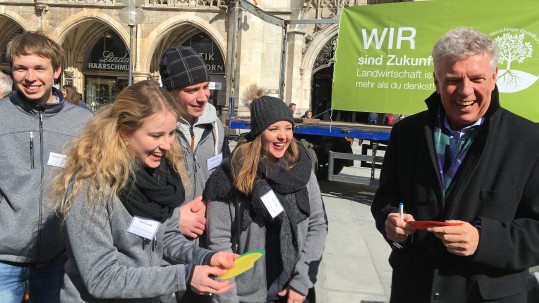 Münchens Oberbürgermeister Dieter Reiter schreibt seinen Zettel für den Wunschbaum des Herrschinger Grundkurses