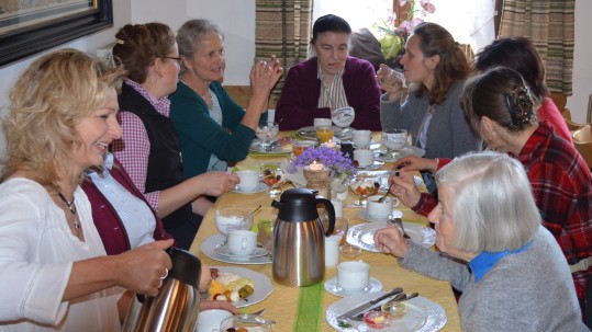 Die Landfrauen beim leckeren Frühstück in der Schöffau