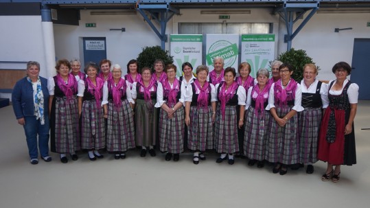 Frauen im Dirndl