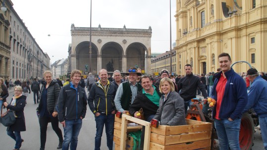 Obstbauer Winkler, Lks. Roth, verteilt am Odeonsplatz Äpfel