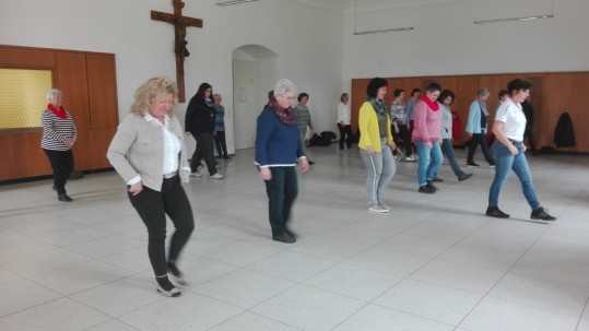 Frau Esold lernt den Damen Linedance