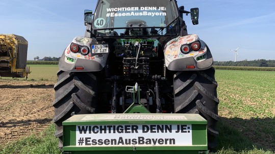 Die Botschaft #EssenAusBayern auf der Heckseite des Kampagnen-Traktors. 