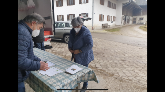 Abholung der Schweinehälften der Aktion "Bauern für Bauern"